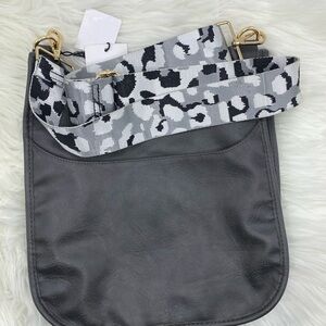 Adorned‎ Cream
Vegan Leather
Crossbody Bag